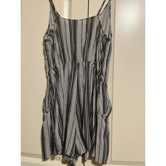 EUC H&M Divided Black and White Romper Size LG - Picture 6 of 9